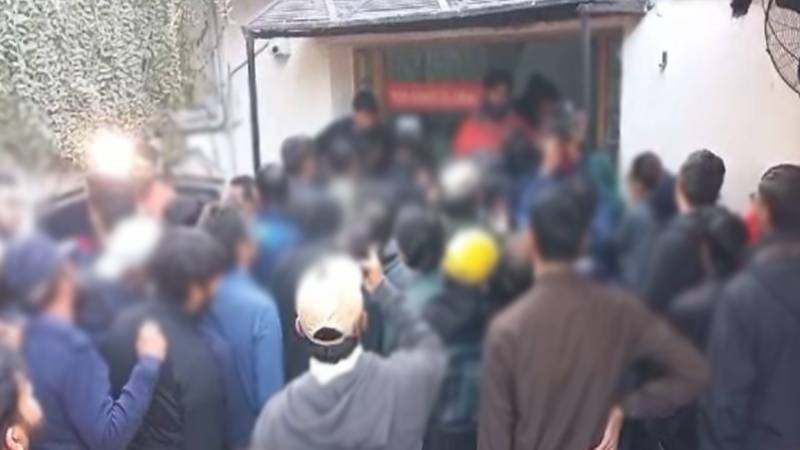 چیمپئنز ٹرافی 2025 کے ٹکٹس کی فروخت شروع، شائقین کی بڑی تعداد ٹی سی ایس آؤٹ لیٹ پر موجود