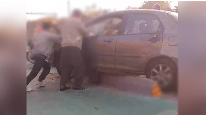 فیروز پور روڈ گرین لین پر افتتاح سے قبل پہلا حادثہ: کار سیفٹی وال پر چڑھ گئی