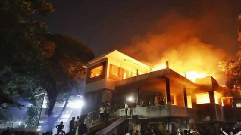 مظاہرین نے بنگلہ دیش کے بانی شیخ مجیب الرحمان کا گھر نذر آتش کر دیا