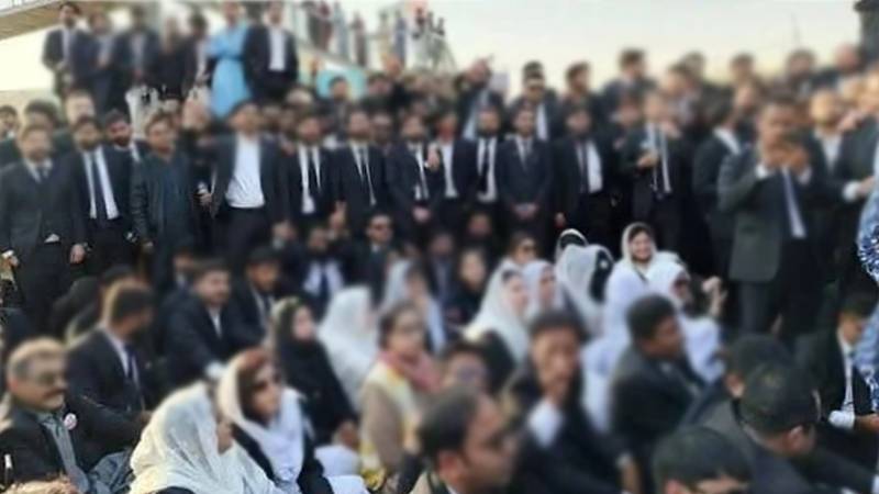 حیدرآباد: وکلاء کا پولیس کے خلاف دھرنا جاری، مسافر پریشان