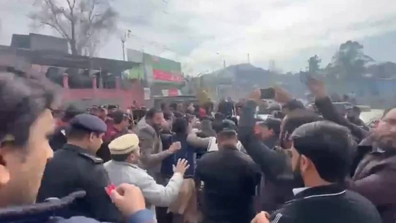 آزاد کشمیر میں اپوزیشن لیڈر خواجہ فاروق ہاؤس اریسٹ، ملتان میں پی ٹی آئی رہنماؤں کی گرفتاریاں