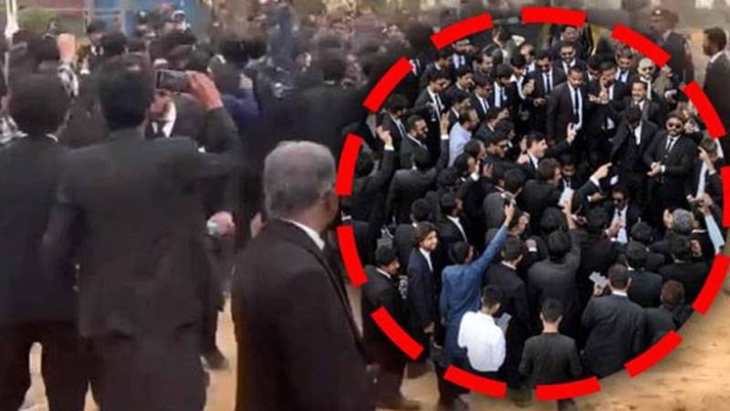 اسلام آباد: جوڈیشل کمیشن اجلاس کے خلاف وکلاء کا احتجاج، پولیس کا لاٹھی چارج