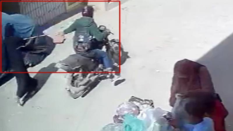کراچی میں اسٹریٹ کرائم: برقع پوش خاتون سے دن دیہاڑے بیگ چھین لیا گیا