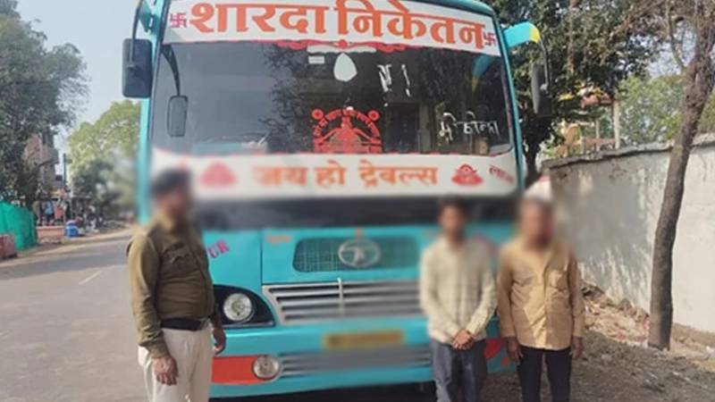 بھارت: ڈرائیور اور کنڈیکٹر کی ہراسانی پر 2 طالبات کی چلتی بس سے چھلانگ
