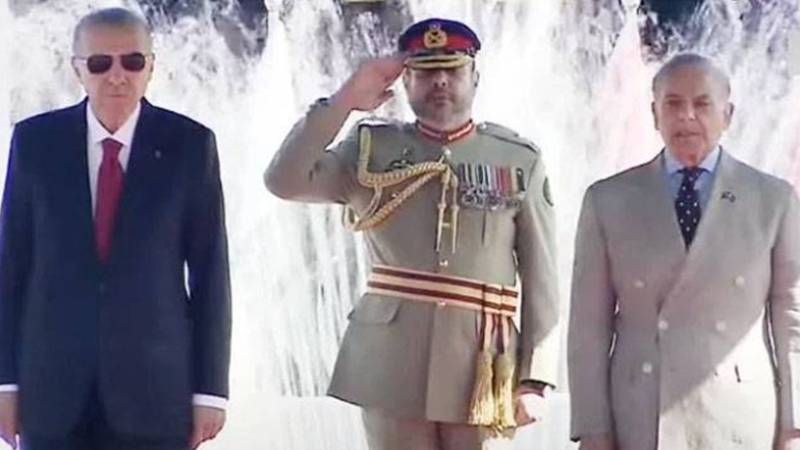 ترک صدر رجب طیب اردوان وزیراعظم ہاؤس پہنچ گئے، گارڈ آف آنر پیش کیا گیا