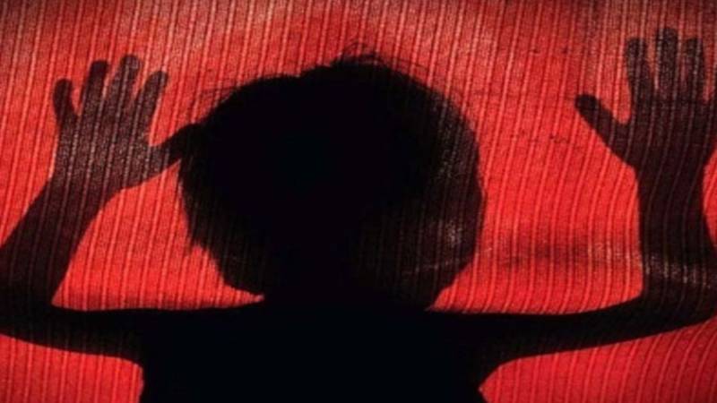 راولپنڈی: گھریلو ملازمہ کو چاکلیٹ کھانے پر تشدد کرکے قتل کرنے والے میاں بیوی جیل منتقل