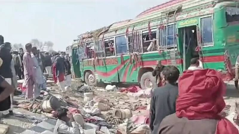 رانی پور: قومی شاہراہ پر مسافر کوچ الٹنے سے 10 افراد جاں بحق، 30 زخمی