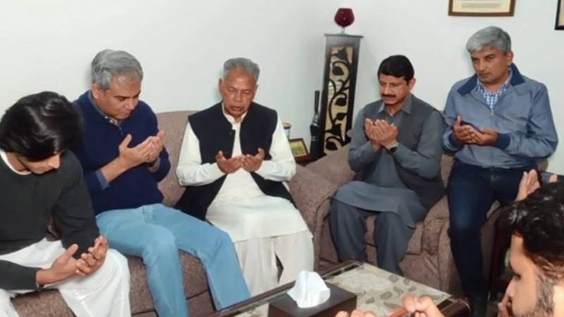 وفاقی وزیر داخلہ محسن نقوی کی شہید لیفٹیننٹ محمد حسان اشرف کے اہلخانہ سے تعزیت
