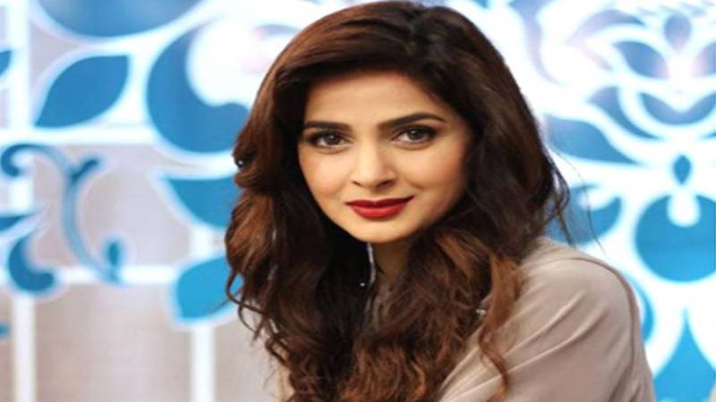 صبا قمر وائرل ویڈیو میں میک اپ آرٹسٹ کے ساتھ بے تکلفی پر تنقید کی زد میں