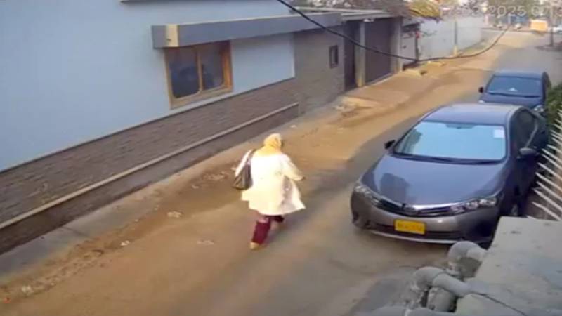 کراچی میں راہ چلتی خاتون سے لوٹ مار کی کوشش، ملزم ناکام