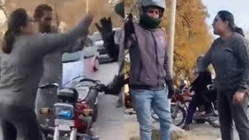 اسلام آباد: بائیکیا رائیڈر پر تشدد اور گالم گلوچ کرنے والی خاتون کے خلاف مقدمہ درج