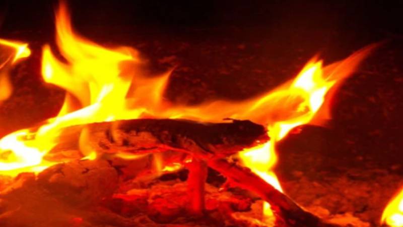 ڈانٹ سے تنگ 14 سالہ لڑکے نے باپ کو زندہ جلا دیا