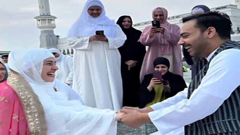 کبریٰ خان نے خانہ کعبہ میں گوہر رشید کے ساتھ نکاح کی ویڈیو شیئر کر دی