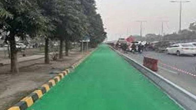 لاہور: کروڑوں کی لاگت سے بنی بائیکر لین کا ناقص پینٹ بارش میں بہہ گیا