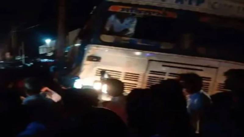 ٹرک ڈرائیور کو دورانِ ڈرائیونگ دل کا دورہ، بے قابو ٹرک کی ٹکر سے تباہی