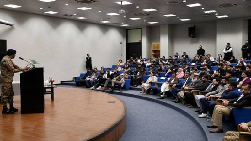 ڈی جی آئی ایس پی آر کی لمز کے طلبہ سے خصوصی ملاقات، داخلی و خارجی امور پر تبادلہ خیال