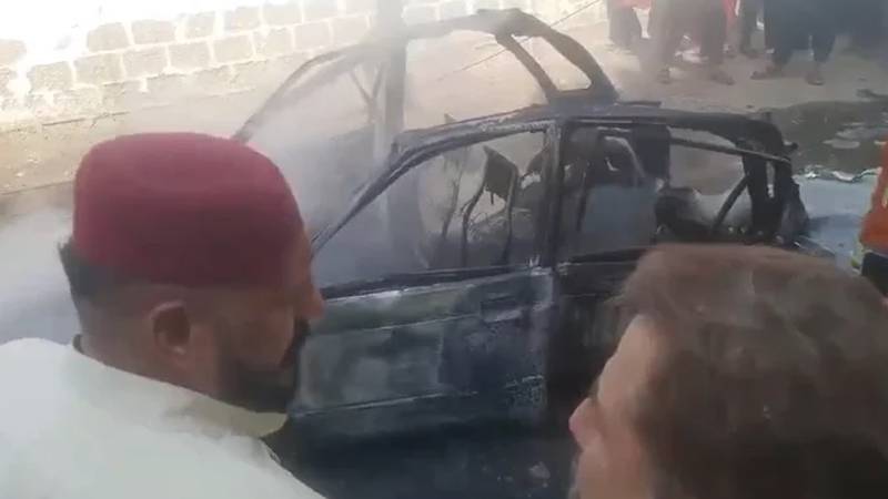 کراچی: گلستانِ جوہر میں چلتی گاڑی میں دھماکا، آگ لگ گئی