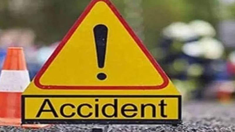 فیروز پور روڈ: بے قابو ٹرک دکانوں میں گھس گیا، ایک شخص زخمی
