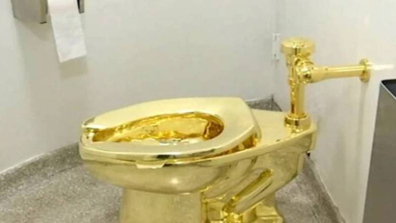 برطانیہ: چور 5 منٹ میں 1.67 ارب روپے کا سونے کا ٹوائلٹ لے اڑے