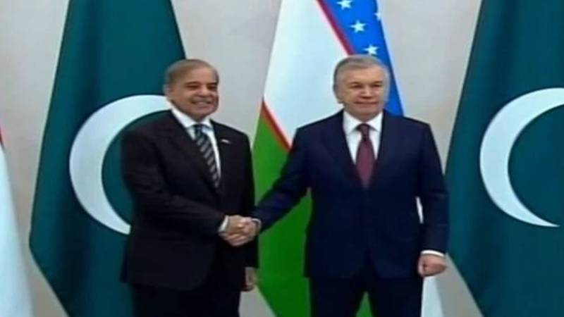 تاشقند: وزیراعظم کو صدر ازبکستان کی جانب سے خصوصی گارڈ آف آنر سے نوازا گیا