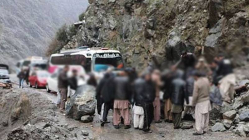پہاڑی تودہ گرنے سے شاہراہِ قراقرم بند، مسافروں کو شدید مشکلات