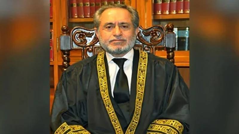 انسداد دہشتگردی عدالتوں کے ججز کی انگریزی میں مسائل نظر آتے ہیں: جسٹس جمال مندوخیل