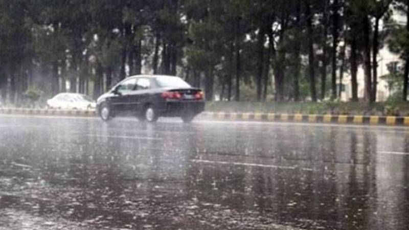 لاہور: بادلوں کا راج، کہیں ہلکی کہیں تیز بارش، سردی کی واپسی