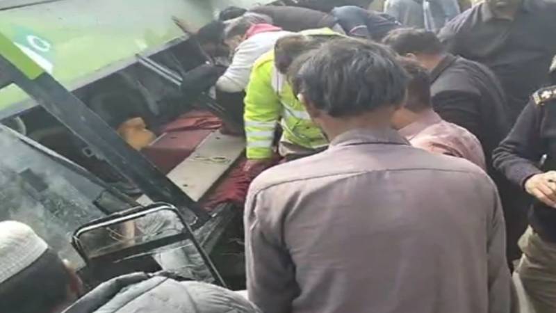 راولپنڈی: کراچی سے سوات جانے والی بس کو حادثہ، 8 افراد جاں بحق