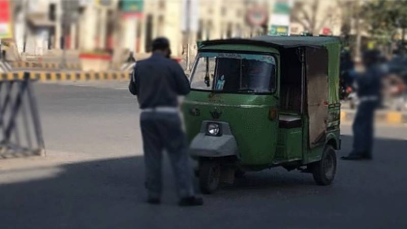 مناواں: ٹریفک وارڈن کا معذور رکشہ ڈرائیور پر تشدد، ویڈیو وائرل
