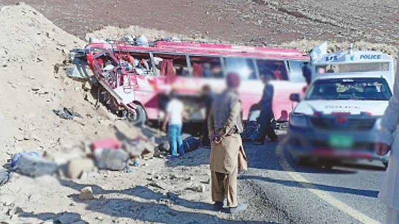 چاغی: مسافر بس اور وین میں تصادم، 3 افراد جاں بحق