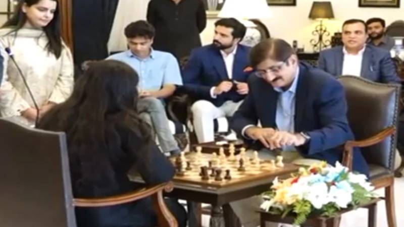 شطرنج مقابلہ: سرکاری اسکول کی طالبہ نے وزیراعلیٰ سندھ کو 15 چالوں میں ہرا دیا