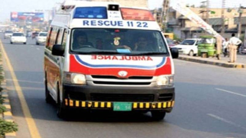 سڑک کنارے لفٹ کے انتظار میں کھڑا پولیس کانسٹیبل نامعلوم کار کی ٹکر سے جاں بحق
