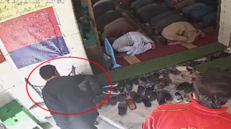 راولپنڈی: مسجد میں نمازی کا لیپ ٹاپ اور قیمتی سامان چوری، سی سی ٹی وی فوٹیج سامنے آگئی