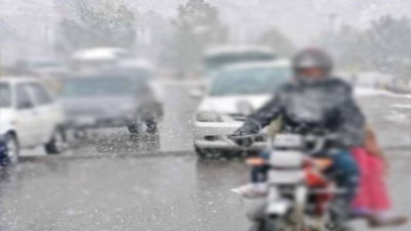 لاہور میں رات بھر بارش، ٹھنڈ میں اضافہ؛ رمضان کے خوشگوار موسم سے شہری مسرور
