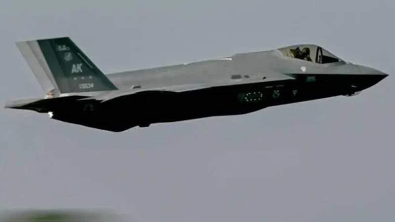 لڑاکا طیارہ F-35 یا روسی Su-57؟ بھارت کو فضائیہ کے جدید بنانے میں مشکلات