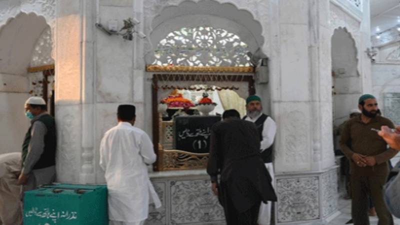 داتا دربار کے سامنے نشے کے عادی افراد کے خلاف اقدام: جنگلہ لگانے کی تفصیل