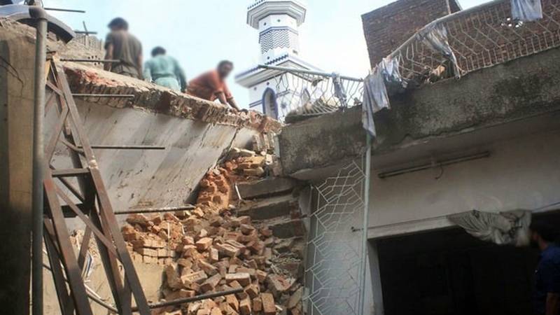 ڈیرہ غازی خان میں مدرسے کی چھت گرنے سے متعدد طلبہ ملبے تلے دب گئے