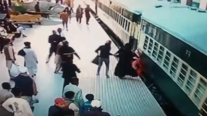 جلدبازی میں چلتی ٹرین میں سوار ہونے کی کوشش خاتون کے لیے مہنگی ثابت ہوئی