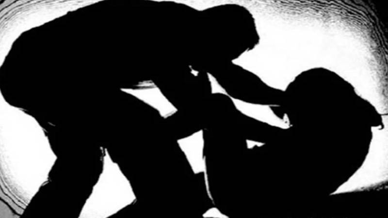 اہلیہ پر بدترین تشدد اور سر کے بال مونڈ دیے، شوہر گرفتار؛ ویڈیو دیکھیں