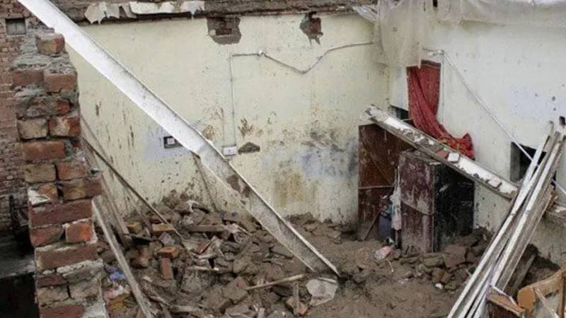 جیکب آباد: کچی دیوار گرنے سے ایک ہی خاندان کے 4 افراد جاں بحق