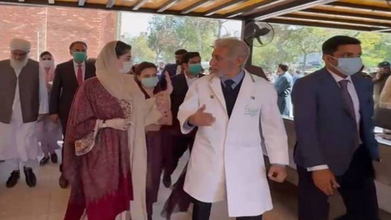 مریم نواز کا میو اسپتال کا دورہ، مریضوں کی شکایات پر ایم ایس کو عہدے سے ہٹانے کا حکم