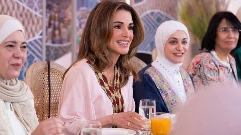 اردن کی ملکہ رانیہ نے عقبہ میں خواتین رہنماؤں کے لیے رمضان افطار ڈنر کی میزبانی کی