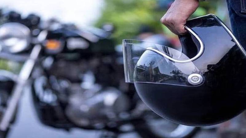موٹر سائیکل سوار کو کٹی پتنگ کی ڈور نے چھو کر گزر لیا