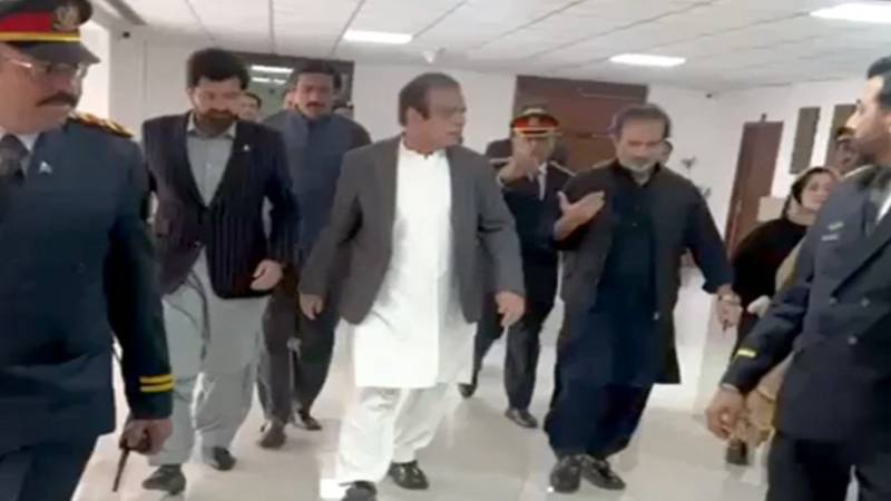 گرفتار پی ٹی آئی سینیٹر عون بپی ایوان بالا پہنچے، چیئرمین سینیٹ سے ملاقات