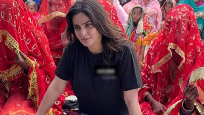 صبا قمر نے خواتین کے عالمی دن پر دیہات میں خواتین کے ساتھ وقت گزارا
