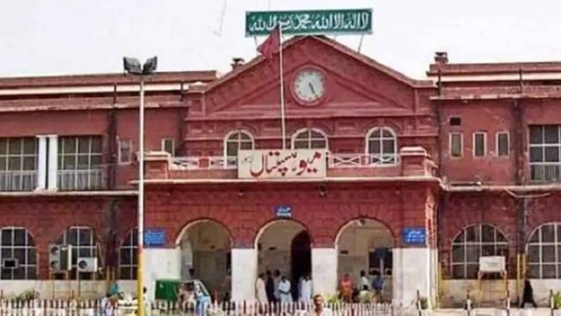 میو ہسپتال میں انجکشن کے مبینہ ری ایکشن سے 18 مریض متاثر، 2 جاں بحق، 4 کی حالت تشویشناک