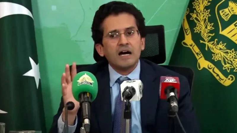 وفاقی وزیرِ پیٹرولیم علی پرویز ملک کا چارج سنبھالنے کے بعد اجلاس کی صدارت