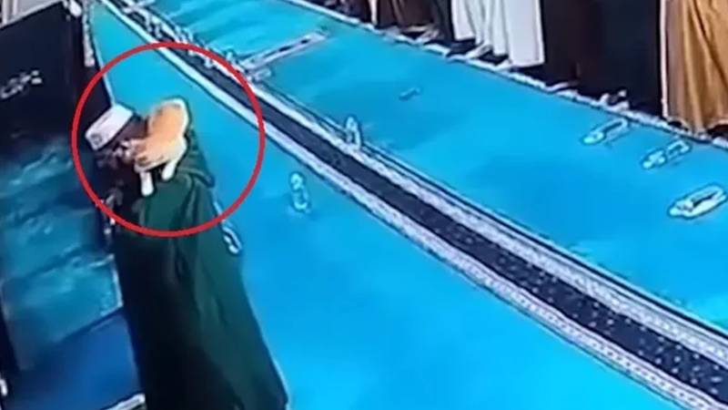 بلی امام مسجد کے کندھے پر چڑھ گئی، 2 ارب افراد نے منظر دیکھا