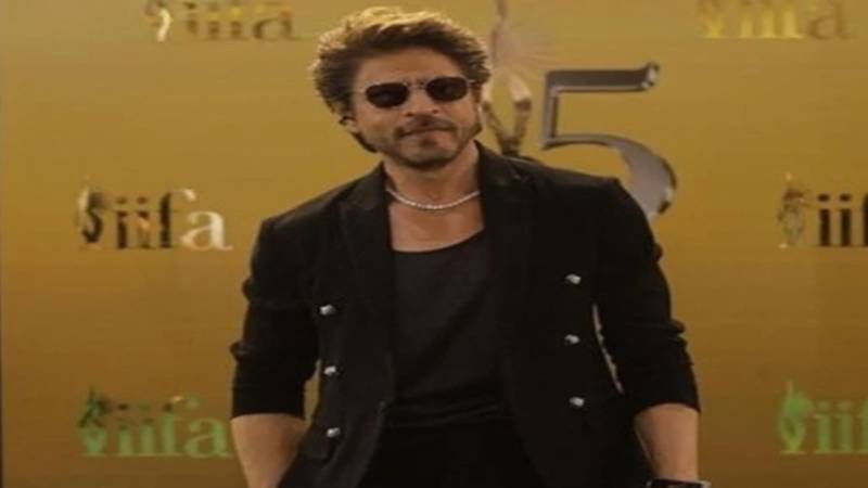 آئیفا ایوارڈز میں شاہ رُخ خان کے قیمتی ہیروں کے ہار نے سب کی توجہ حاصل کر لی، قیمت جان کر حیرت میں مبتلا ہو جائیں گے