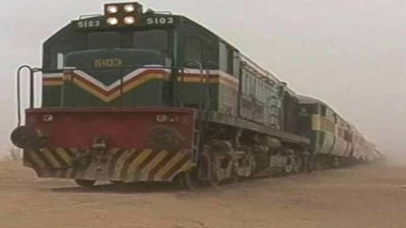 کوئٹہ سے پشاور جانے والی ٹرین پر فائرنگ، ڈرائیور زخمی، مسافروں کی یرغمال بنانے کی اطلاعات